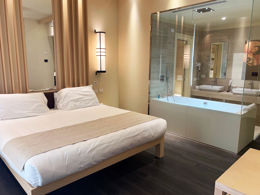 SUPERIOR, KING BED, BATHTUB