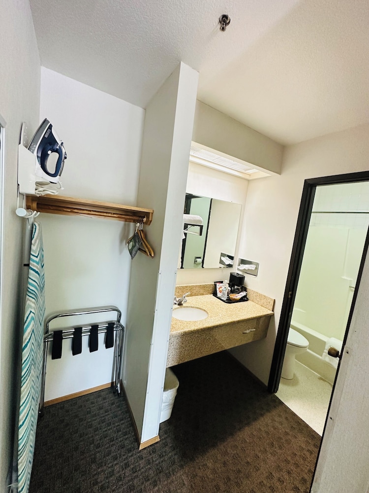 Timberland Inn & Suites 63/63