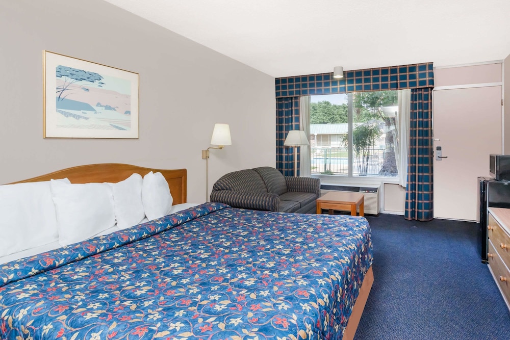 Days Inn by Wyndham Seguin TX 19/27