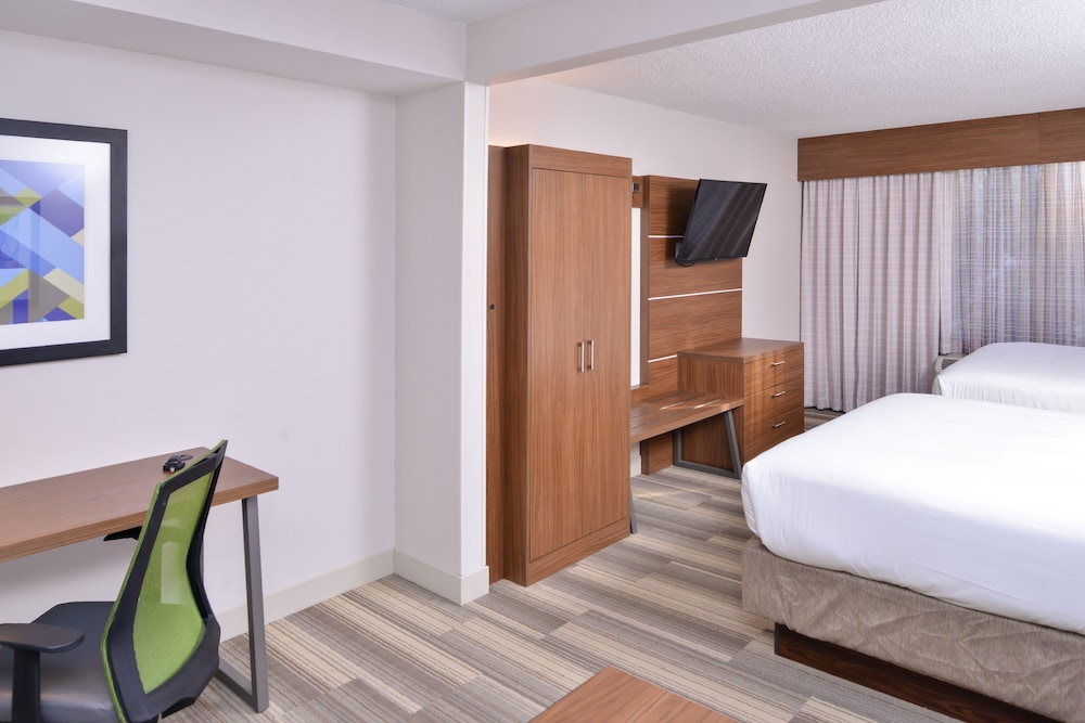 Holiday Inn Express Hotel and Suites Indianapolis Downtown Convention Center Area 14/48