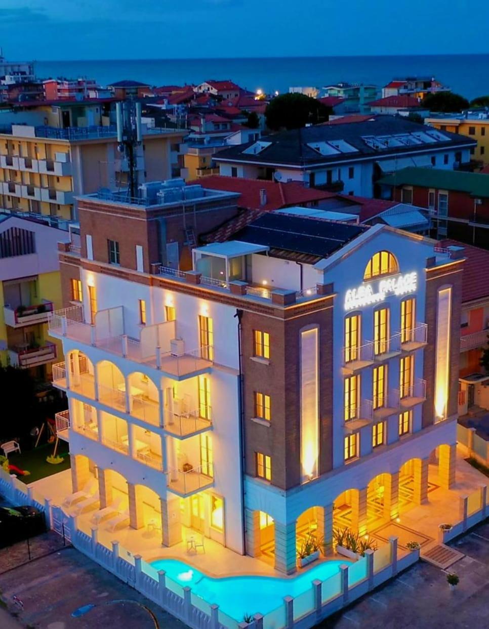 Alba Palace Hotel 4/64