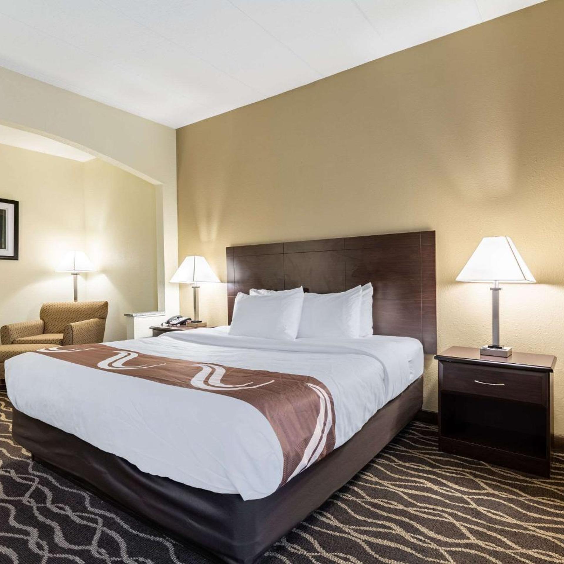 جناح بسرير كينج بجاكوزي، Quality Inn and Suites Southport 2/6