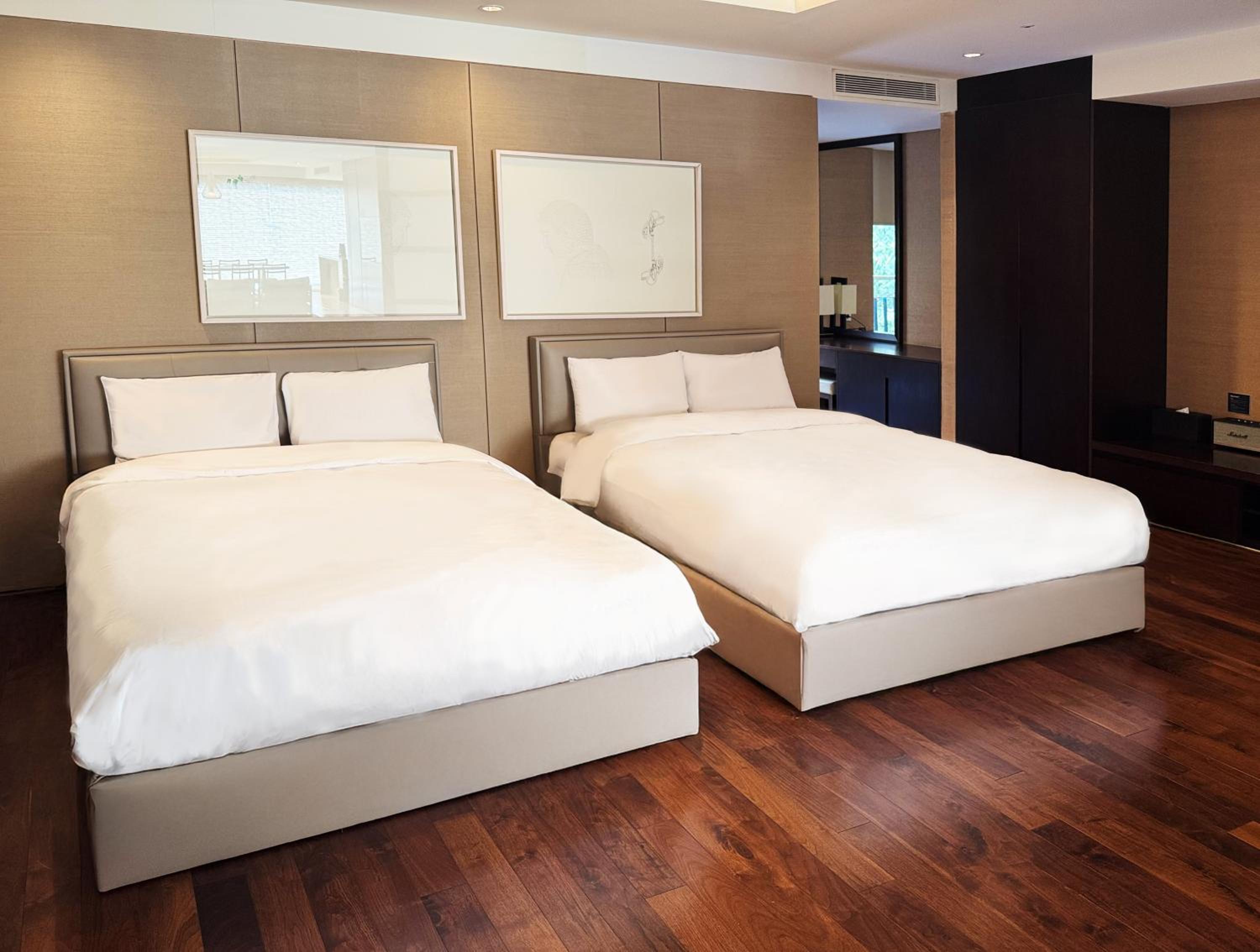 Family, Suite, Corner
