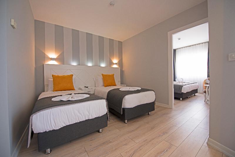 Connecting, Family, Queen Bed