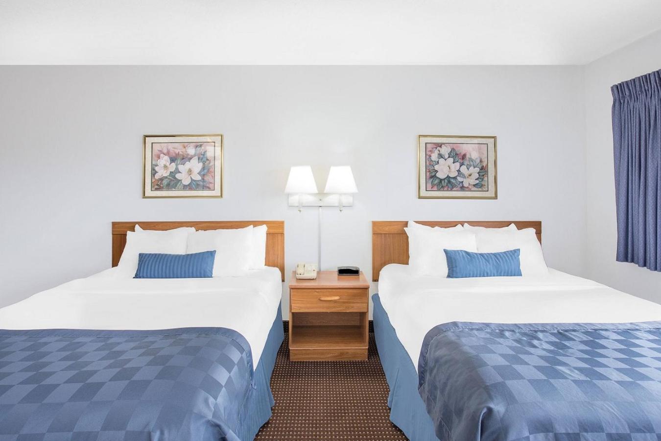 Efficiency, 2 Queen Beds, Parking Lot View