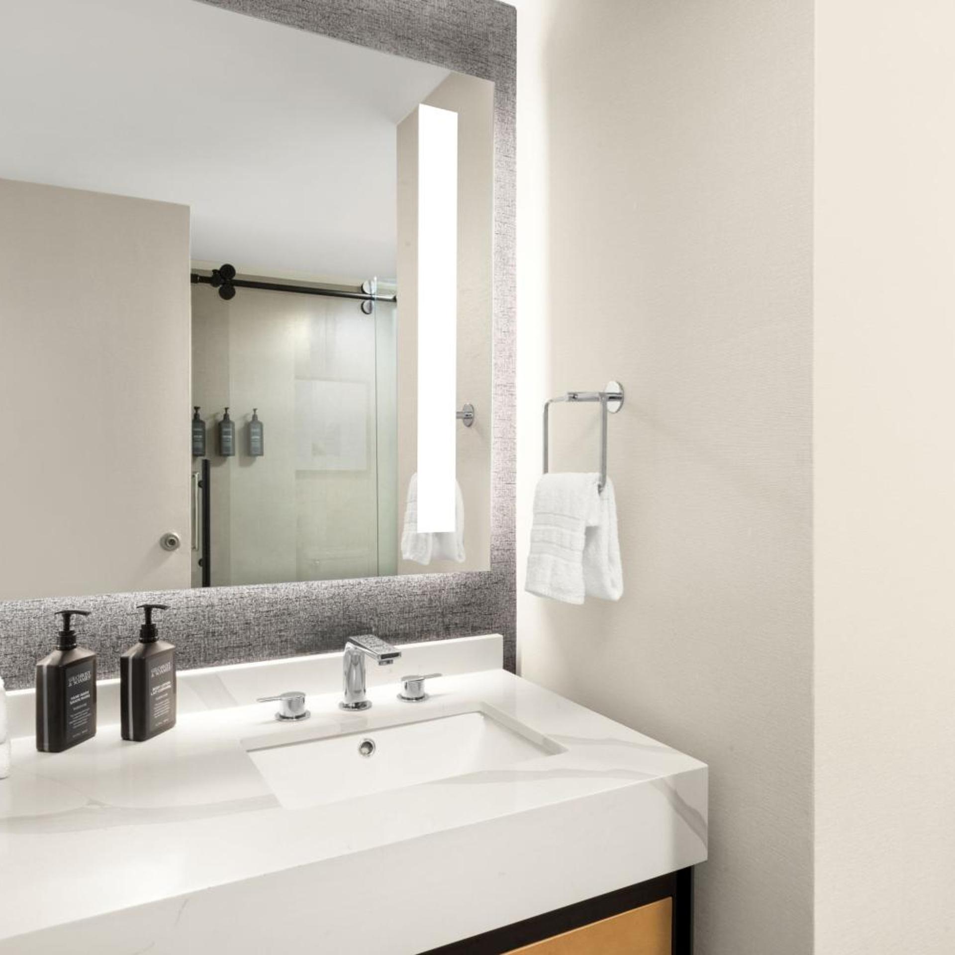 غرفة بسرير كينج، Sheraton Virginia Beach Oceanfront Hotel 5/10