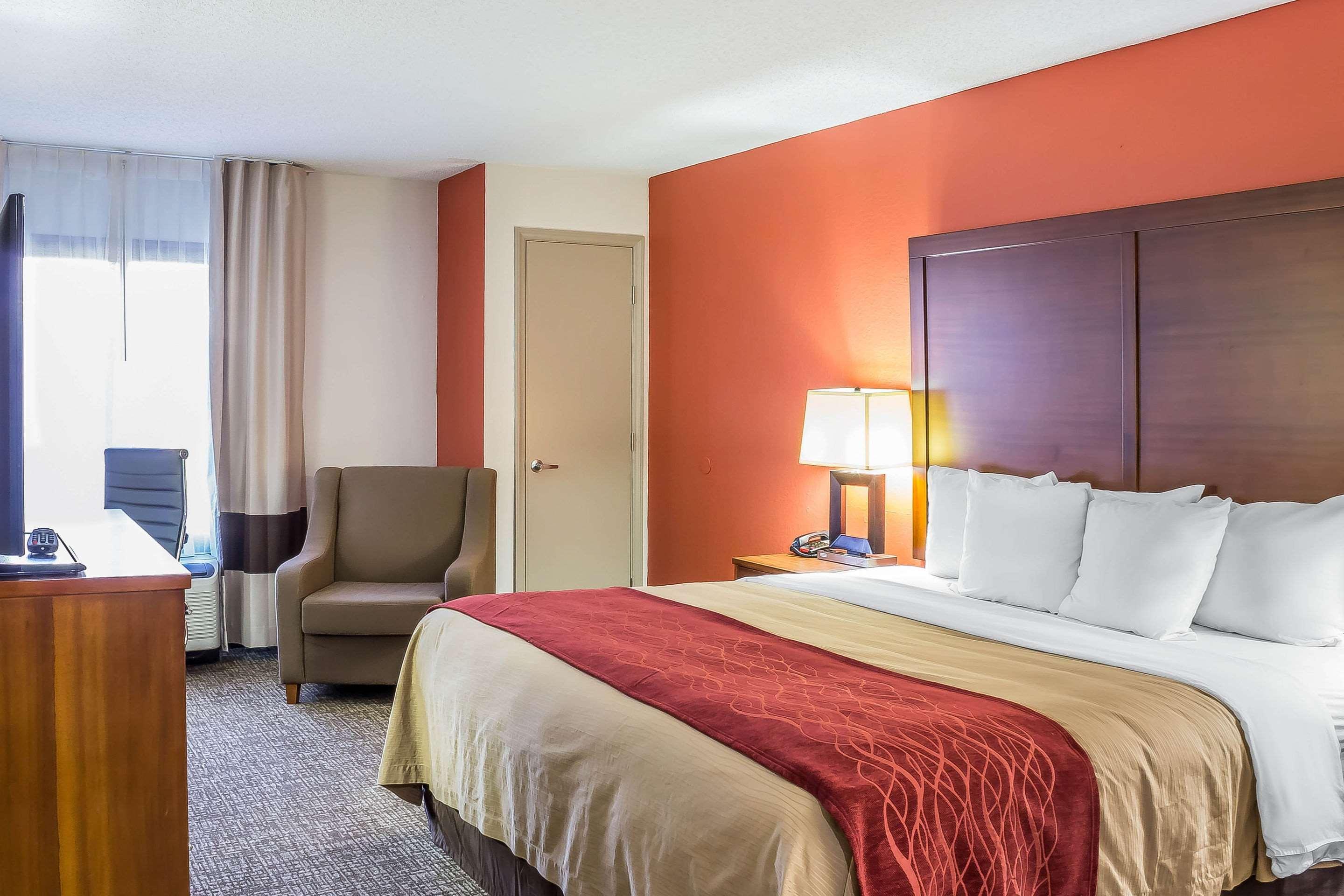 ROOM, KING BED