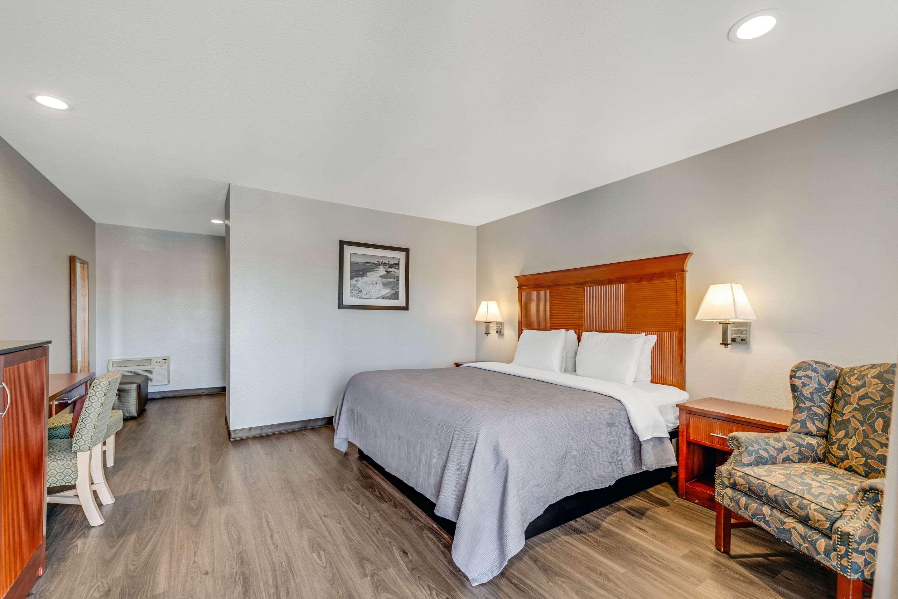 ROOM, KING BED