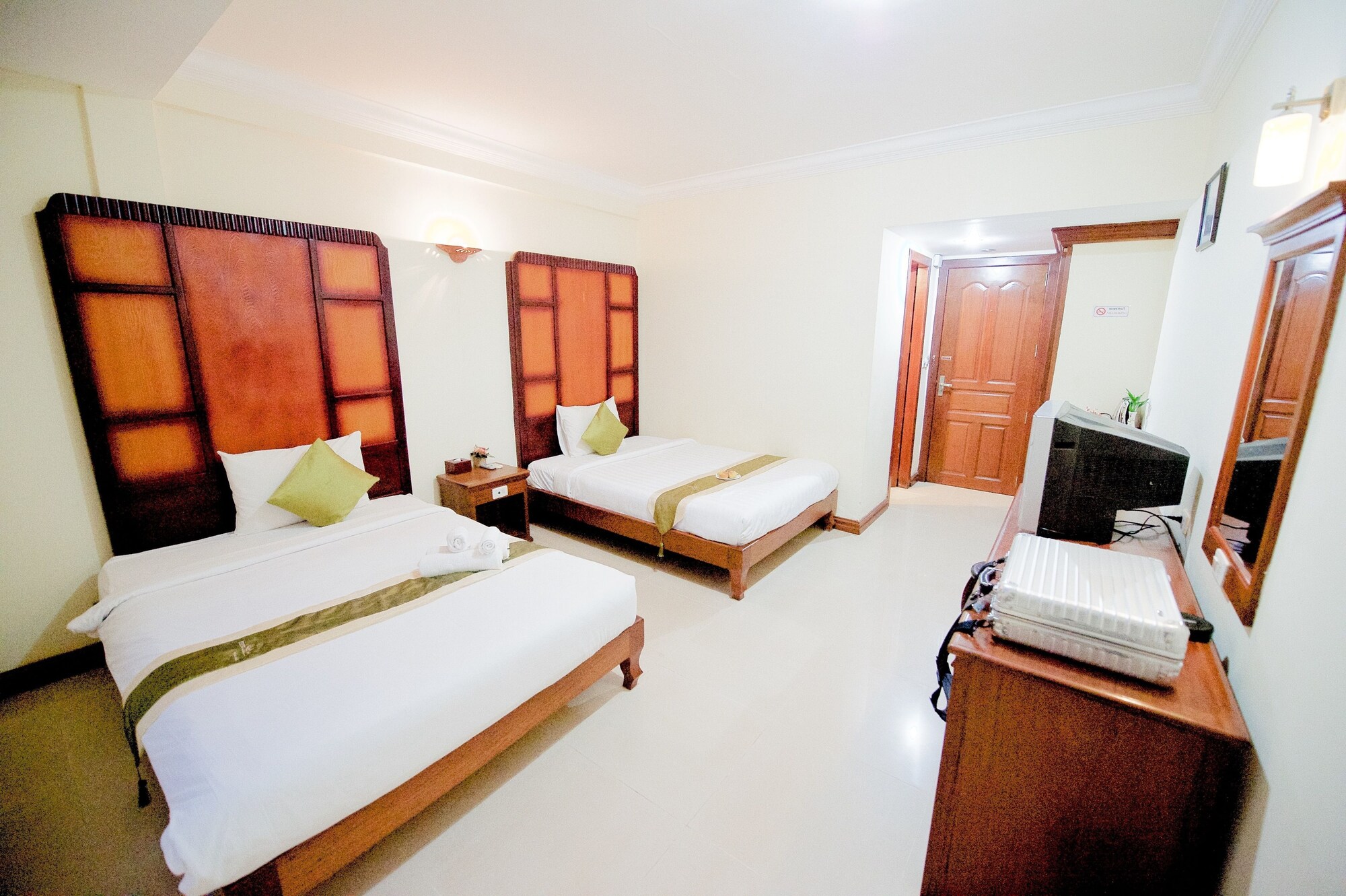 DELUXE, TWIN BEDS