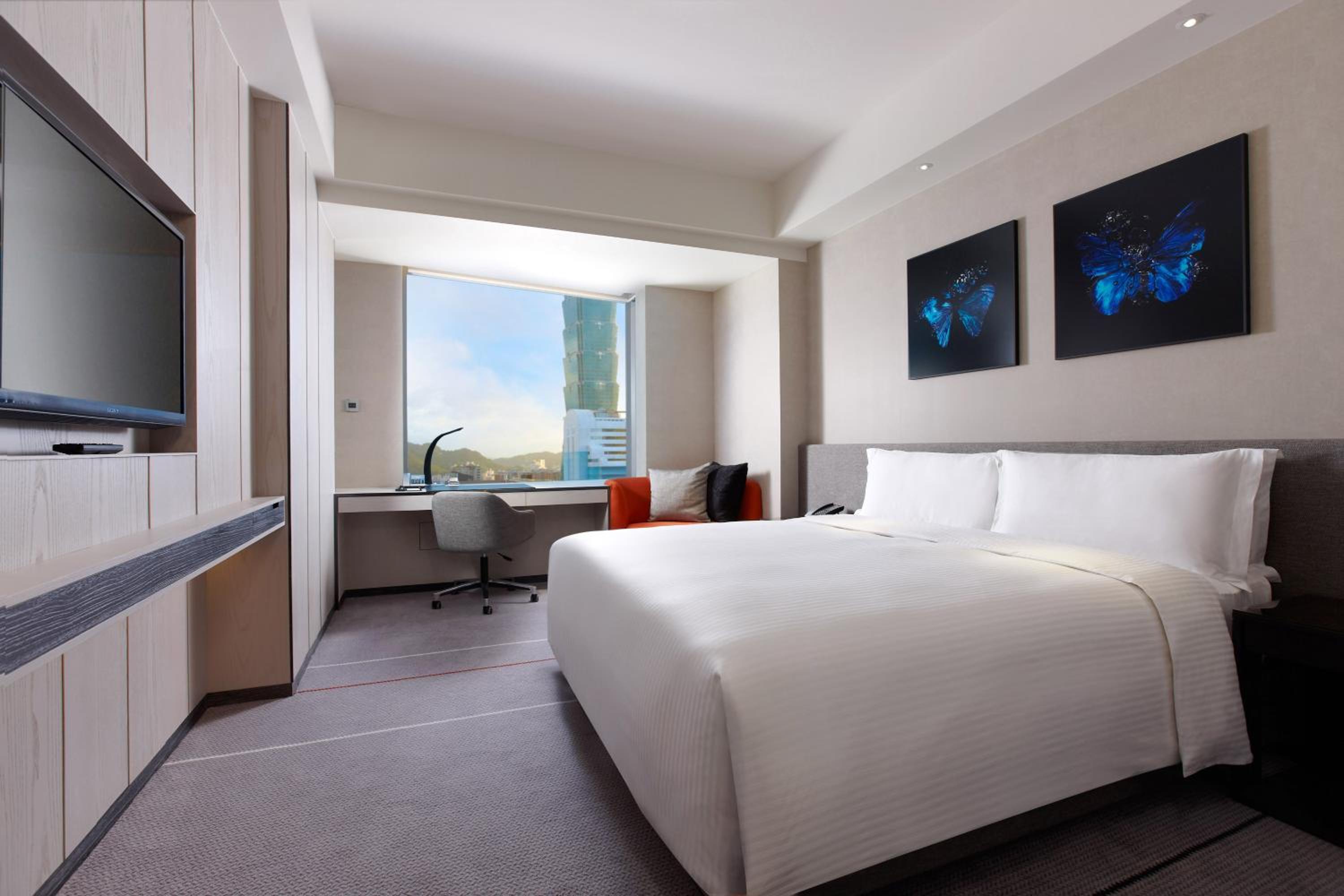 DELUXE, TWIN BEDS, LANDMARK VIEW