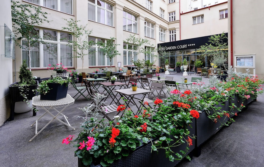 Hotel Garden Court 64/72