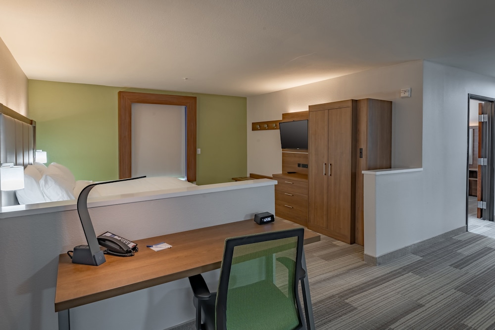 Holiday Inn Express Suites N Waco Area West 48/51