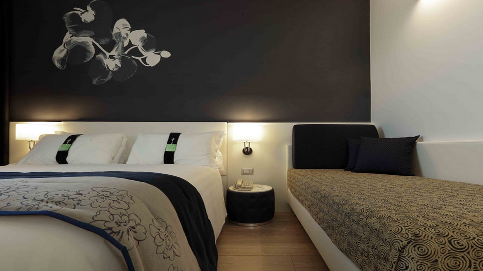 غرفة بريميوم بسرير كوين مع أريكة، Holiday Inn Milan Nord Zara 5/8