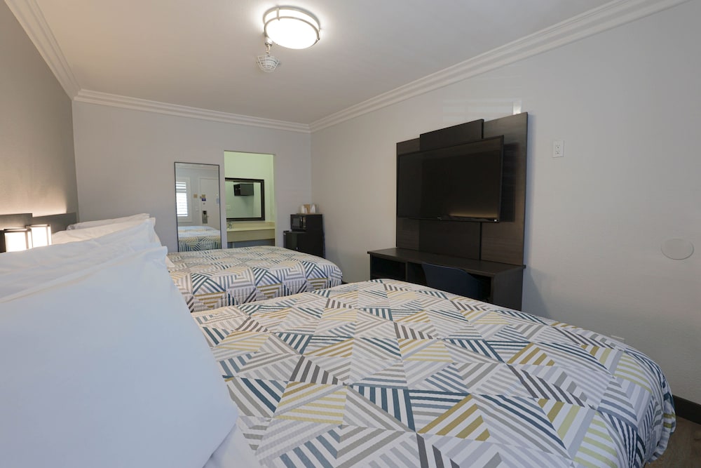 Deluxe, 2 Queen Beds, Motel6 Tustin, CA – Orange County 3/8