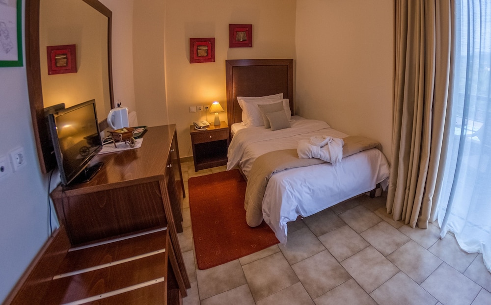 SINGLE ROOM