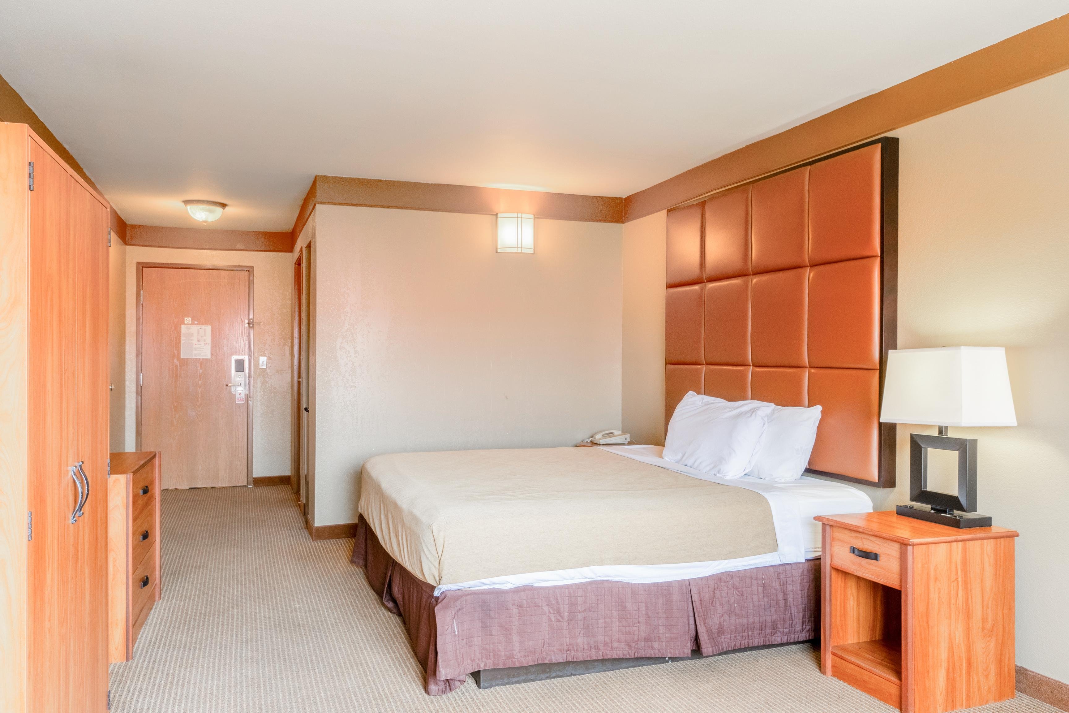 Days Inn & Suites by Wyndham Beeville 18/42