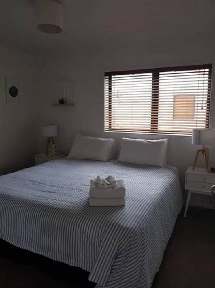 ONETANGI BEACH APARTMENTS 11/69
