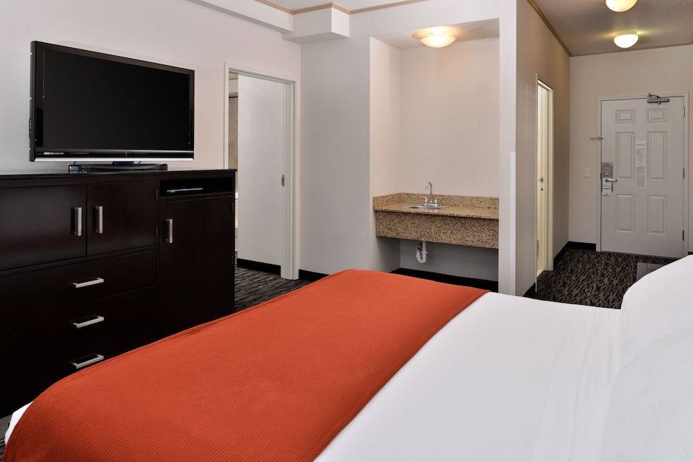 Holiday Inn Express and Suites Tacoma South Lakewood, an IHG Hotel 21/64