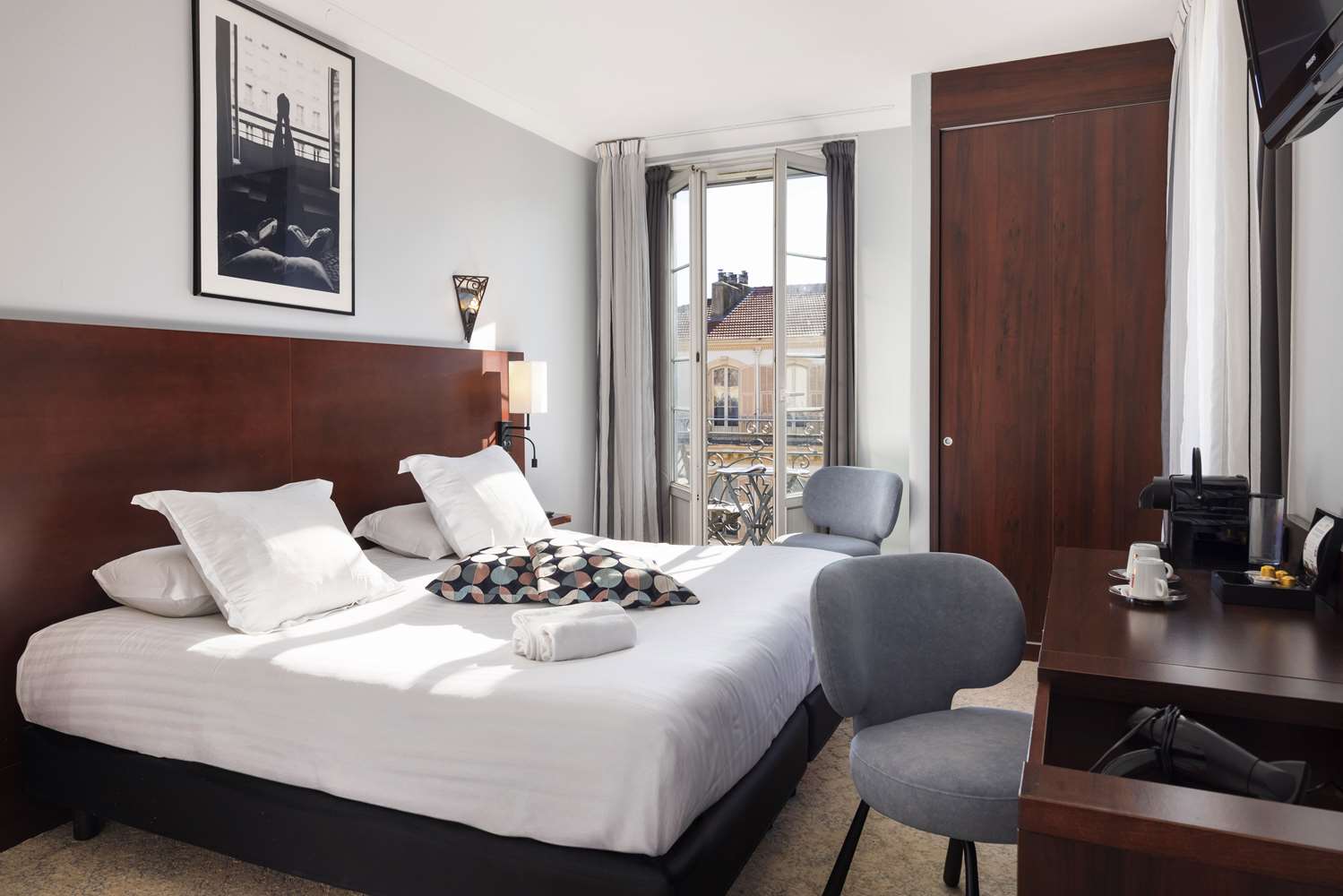 Court, Deluxe, 1 King and 1 Single Beds