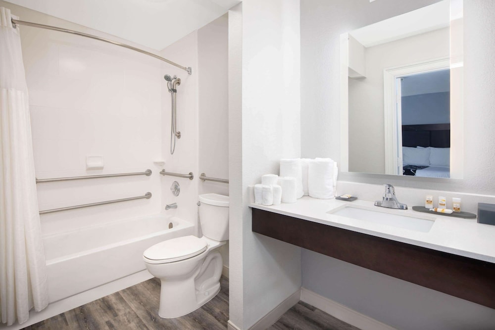 La Quinta Inn & Suites by Wyndham Atlanta Airport South 16/47