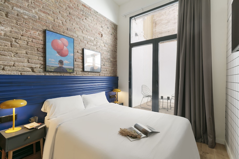 Arte Suites By Olala Homes 8/25