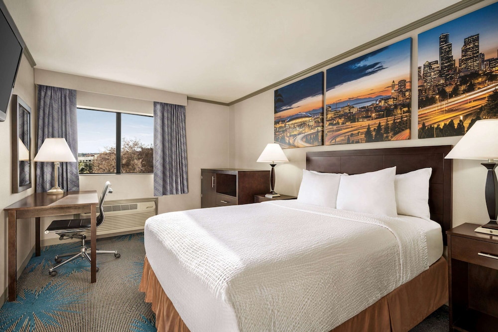 Baymont By Wyndham Monterey Park 13/45