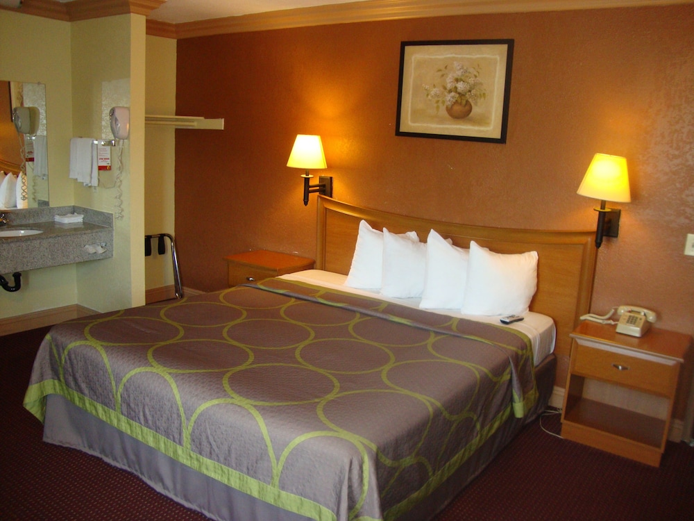 Super 8 by Wyndham Azusa CA 6/19