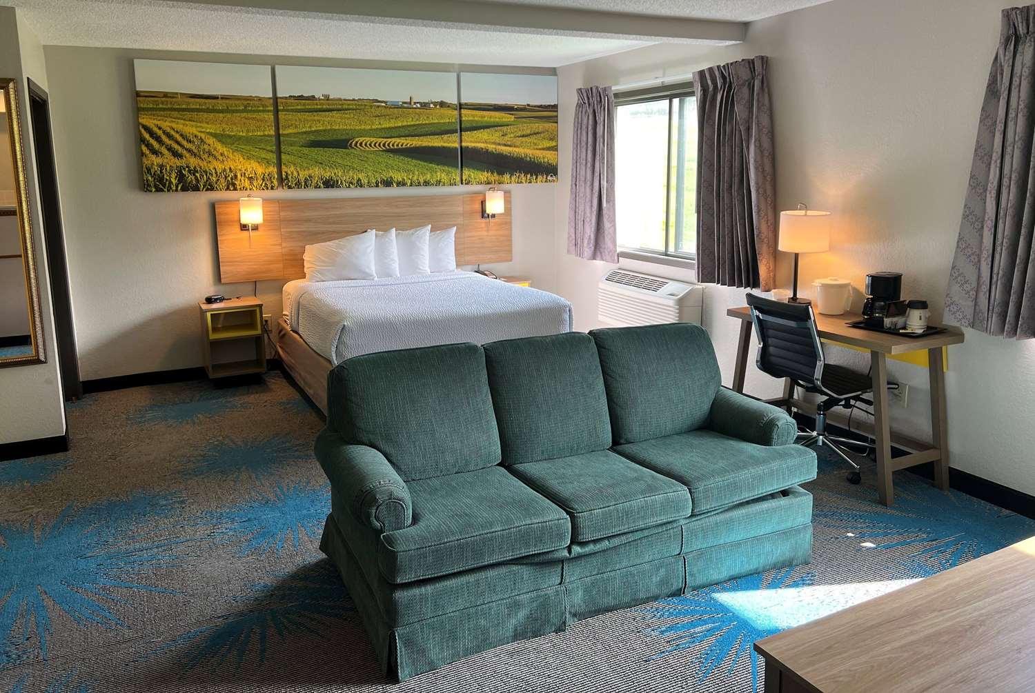 Days Inn & Suites By Wyndham Des Moines Airport 20/40