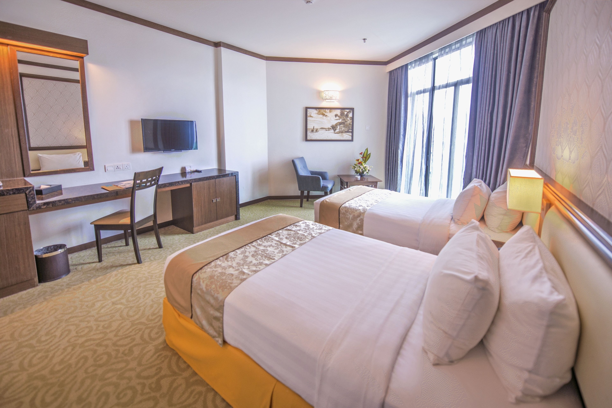 DELUXE, TWIN BEDS, TOWN VIEW
