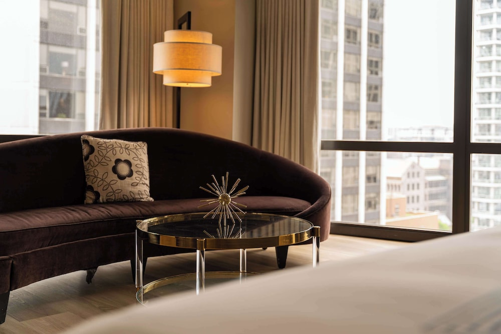 Thompson Chicago Ex Sutton Place Hotel 50/77