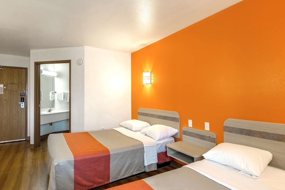 Motel6 Baraboo, WI - Lake Delton 24/49