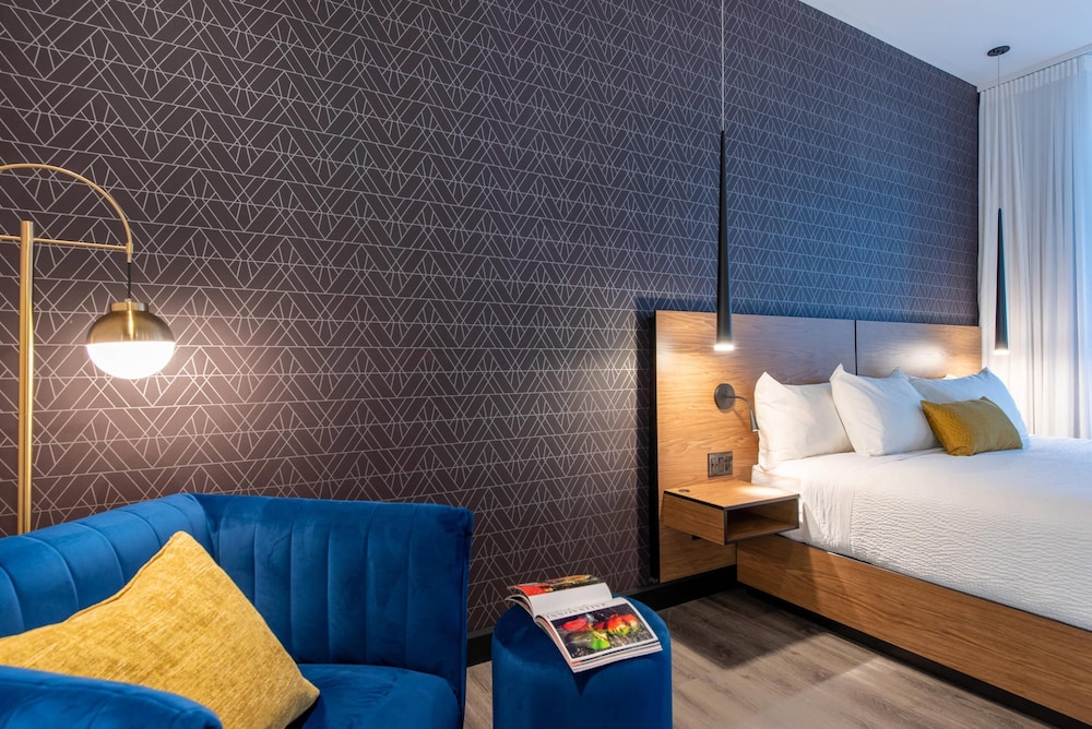 Upgrade, Suite, Queen Bed, Sofa, Hotel Royal William Ascend Hotel Collection 7/10