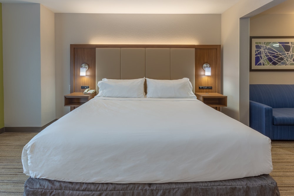 Holiday Inn Express And Suites Milwaukee Nw Park Place 17/79
