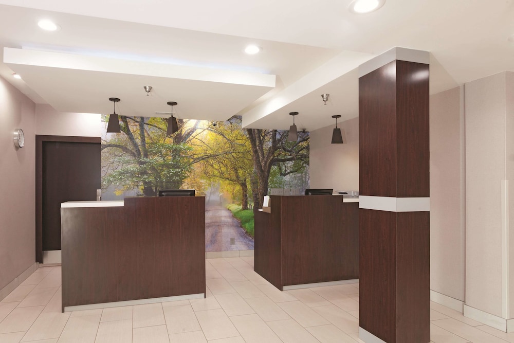 La Quinta Inn & Suites by Wyndham Knoxville North I-75 9/58