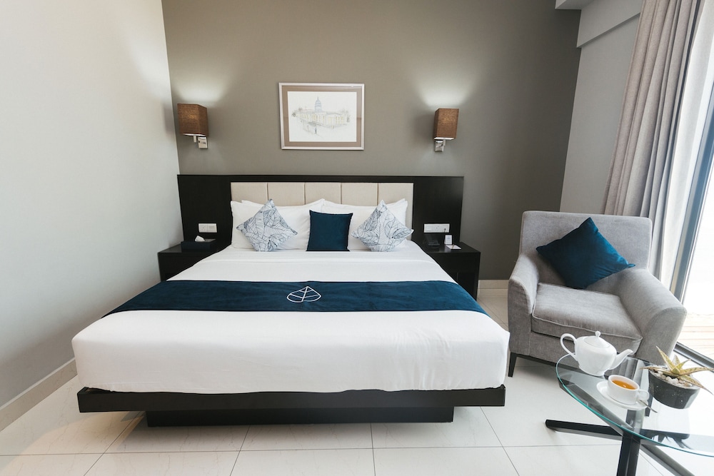 Connecting, Family, Twin Beds, King Bed, Hotel MaRadha Colombo 3/7