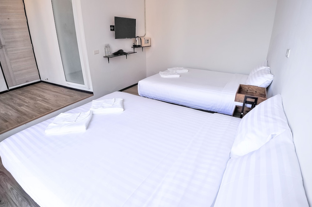 Glur Phuket Patong Beach 15/64