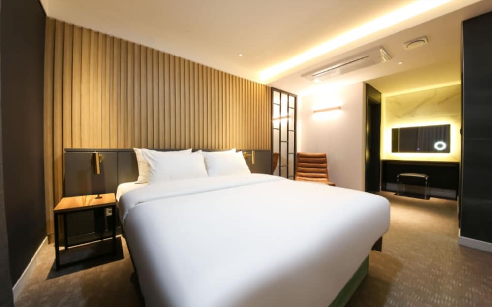West In Hotel 18/50