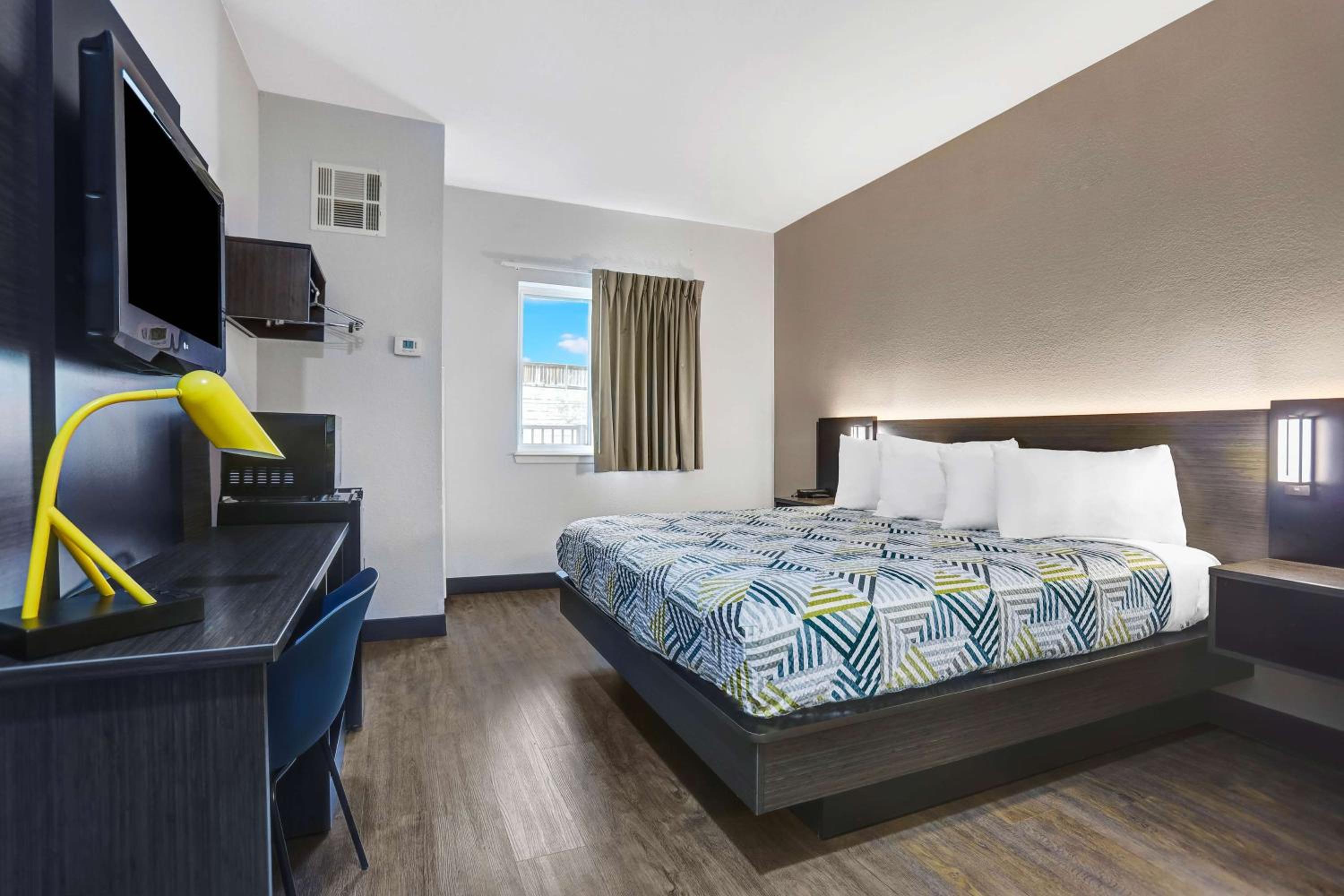 1 King Bed - Non-Smoking