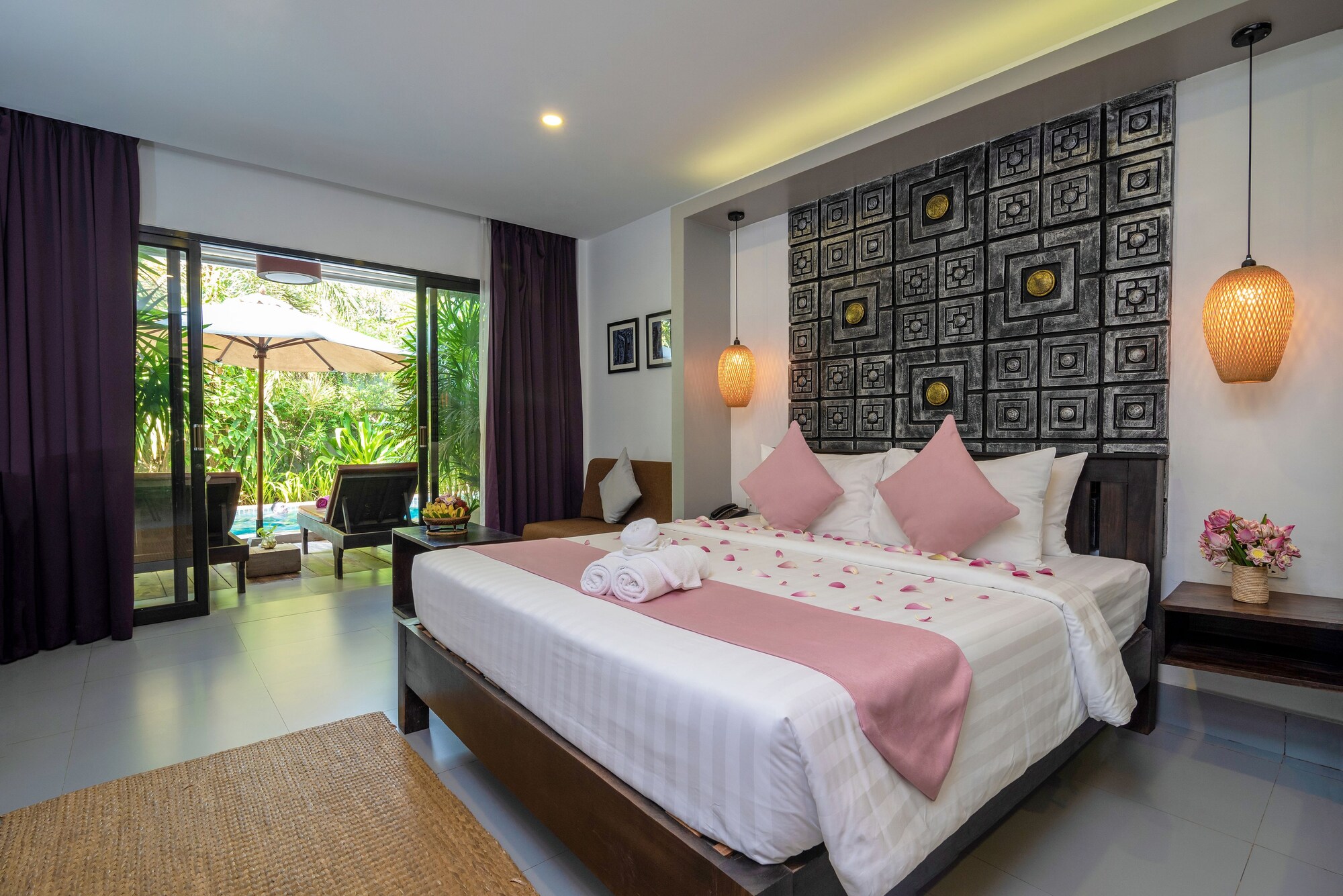 Deluxe, King Bed, Pool Access