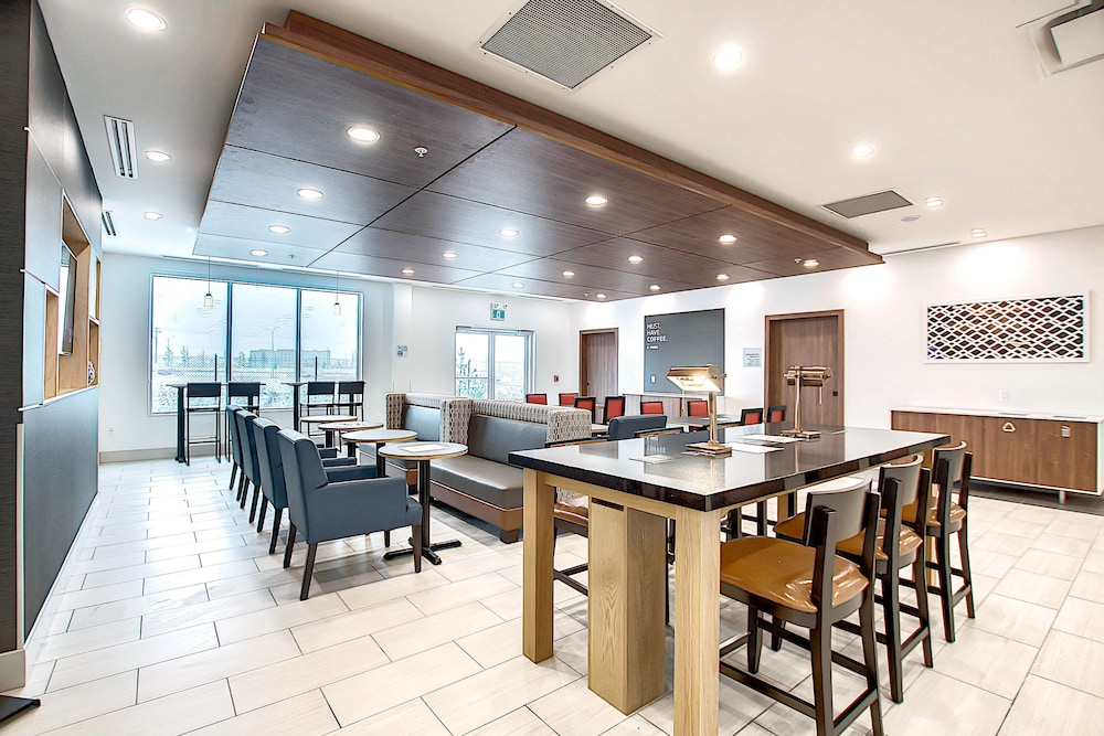 Holiday Inn Express Suites Calgary Airport Trail Ne 30/38