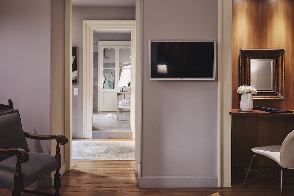 Bohemian Suites Athens 37/45