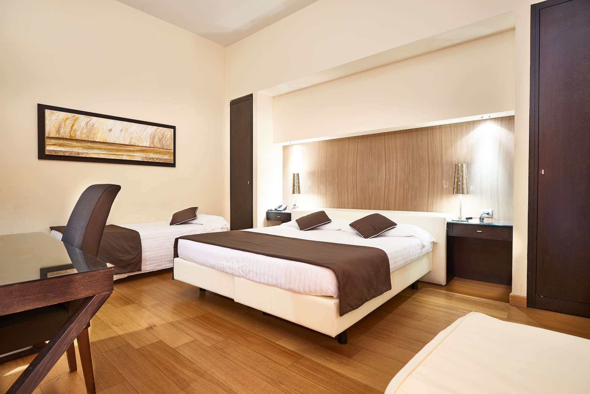 ROOM, QUADRUPLE