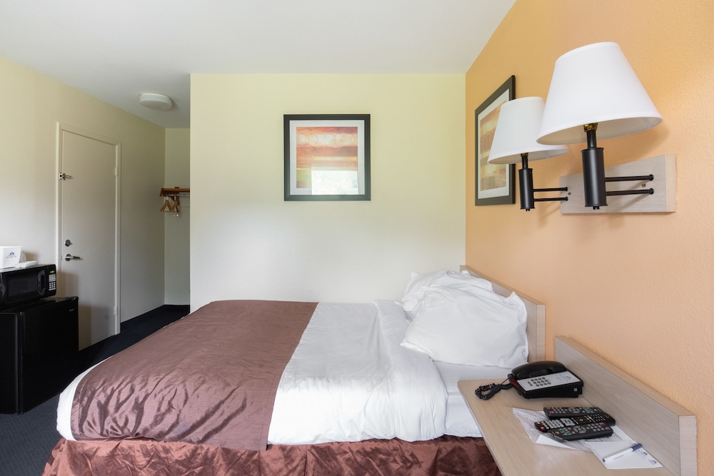 Days Inn by Wyndham New Philadelphia 17/36
