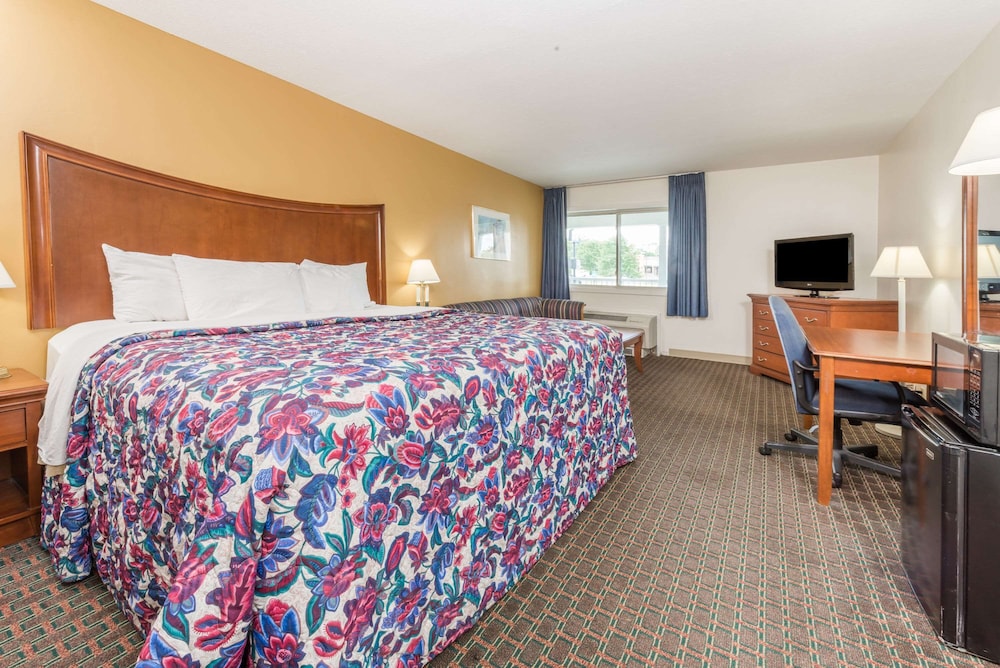 Days Inn by Wyndham Columbus IN 17/37