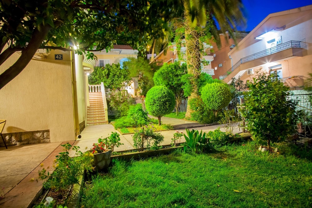 Villa Mitrovic 36/50