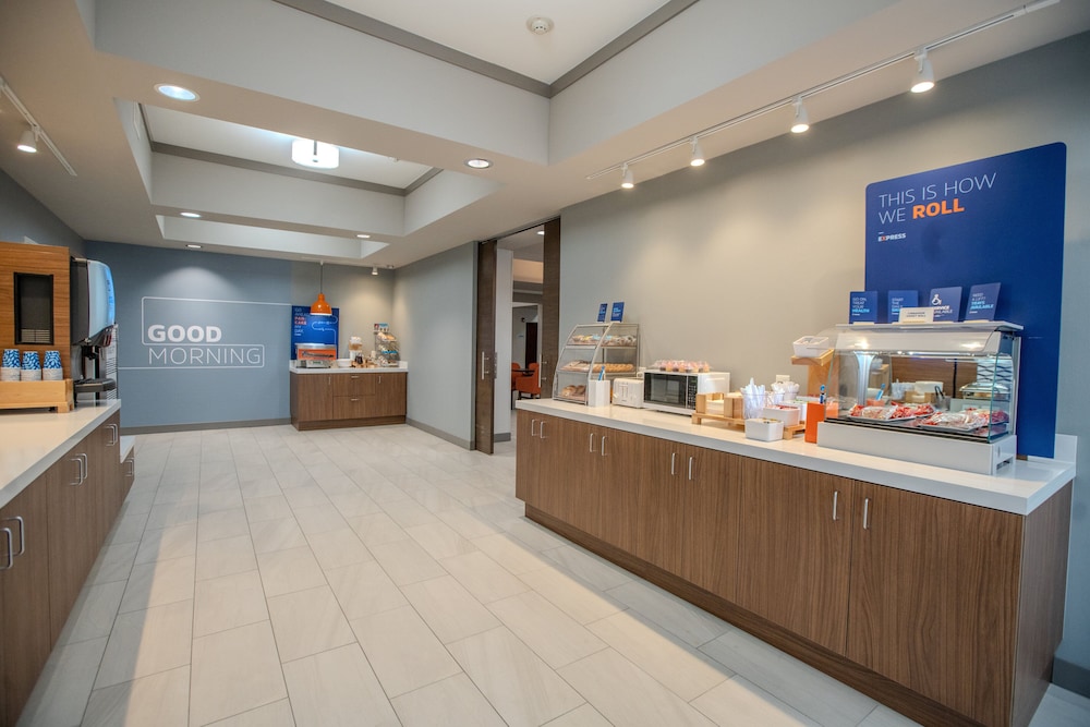 Holiday Inn Express Hotel And Suites Cleveland 11/55