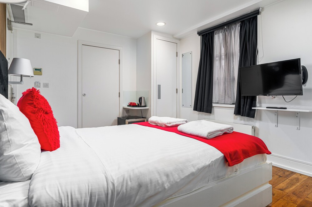The Whitechapel Hotel 9/50