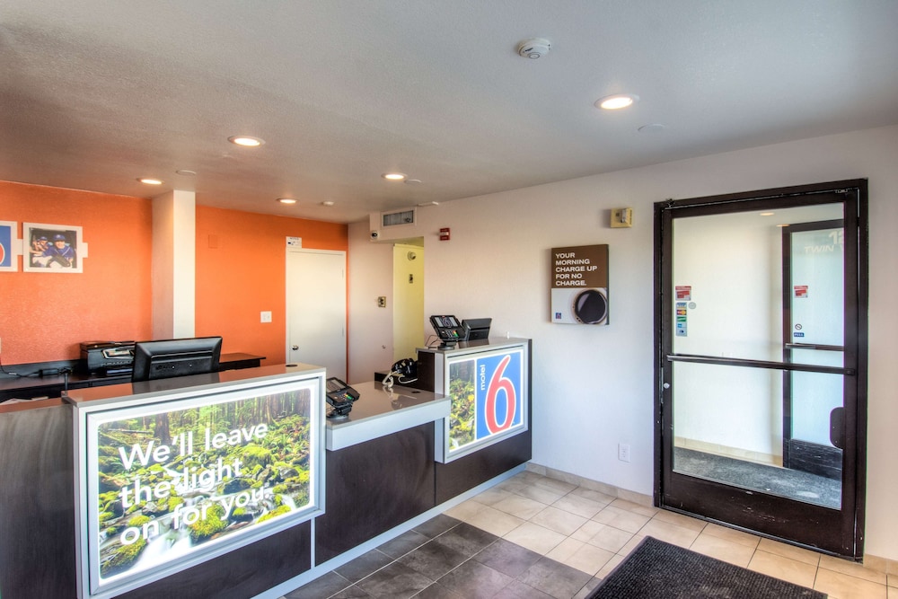 Motel6 Redding, CA - North 6/36