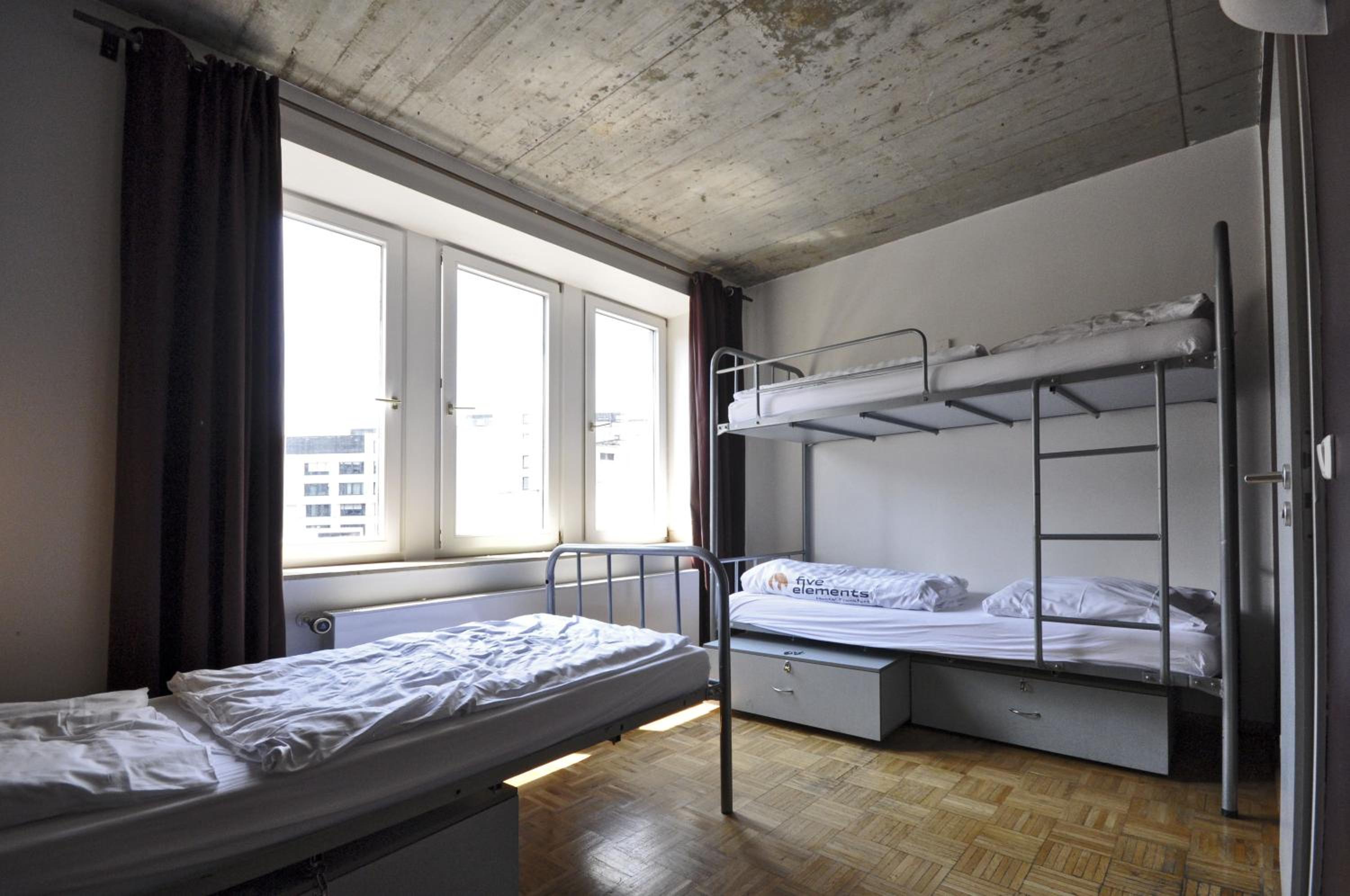 Mixed Dorm, 8 People
