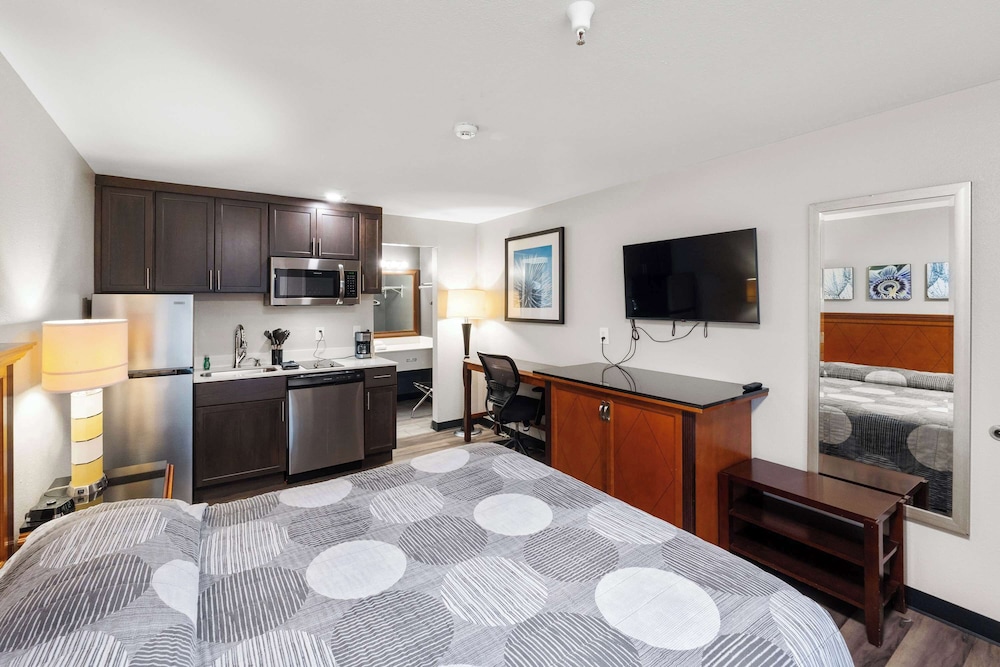 Basecamp Puyallup a Travelodge by Wyndham 32/50